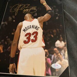 PSA - SIGNED ALONZO MOURNING MIAMI HEAT PHOTOGRAPH - OG BASKETBALL LEGEND